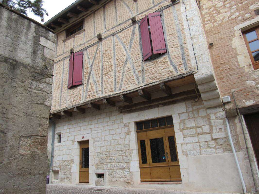 Grande maison medievale  de village entierement renovee dpe en b avec une petite maison qui sert de garage   290000€ - photo 50