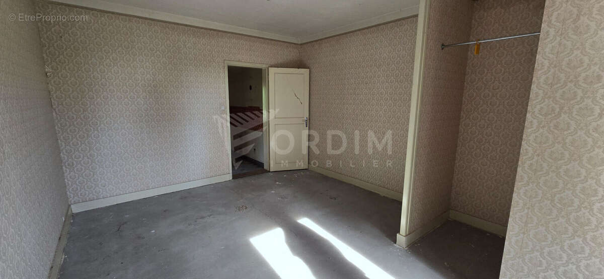 Maison à rénover avec terrain attenant - photo 9