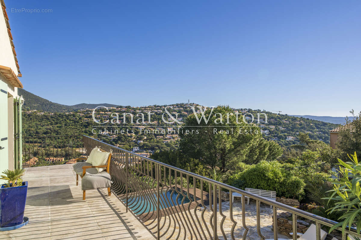 À 2 kms du centre: villa avec piscine à cavalaire avec vue mer & collines - photo 6