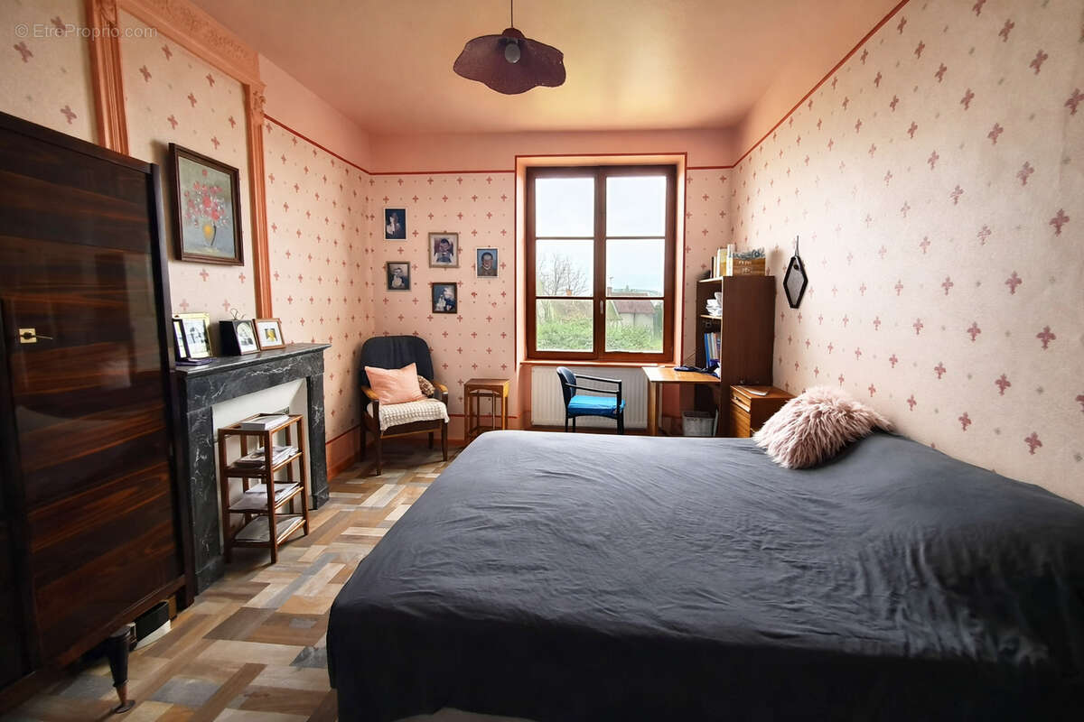 Maison à DUN-SUR-AURON