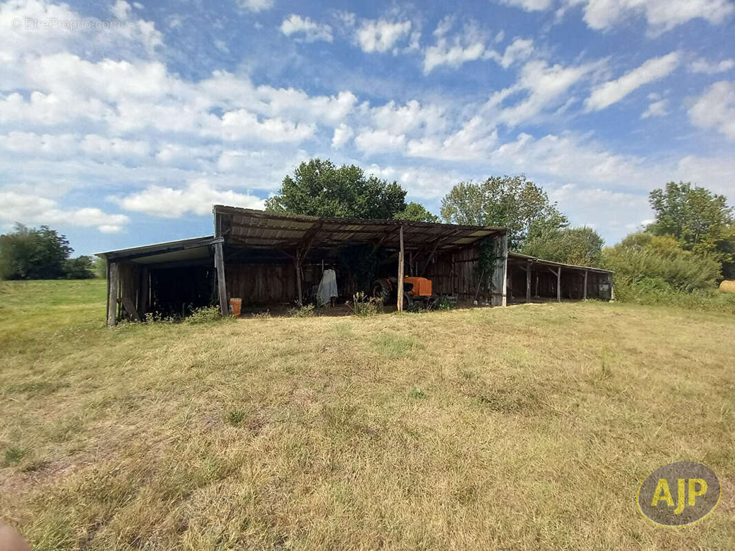 Parking à GAILLAN-EN-MEDOC