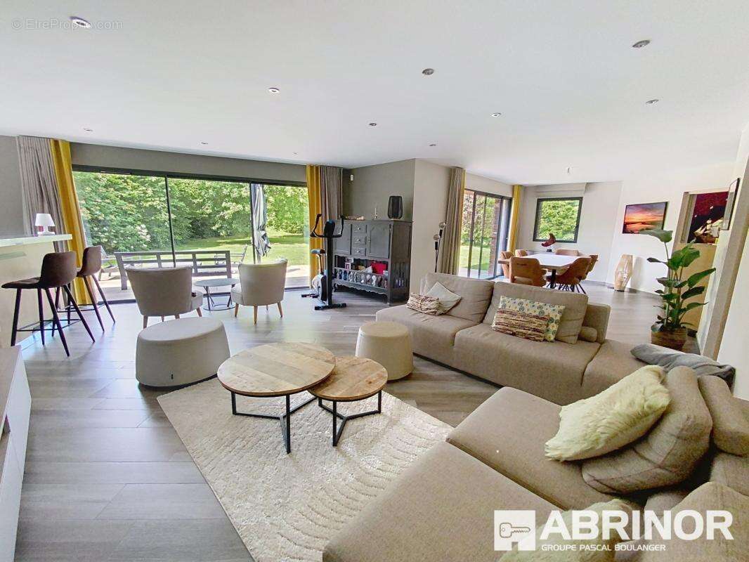 Maison d'architecte bâtie sur 1721 m² - photo 3