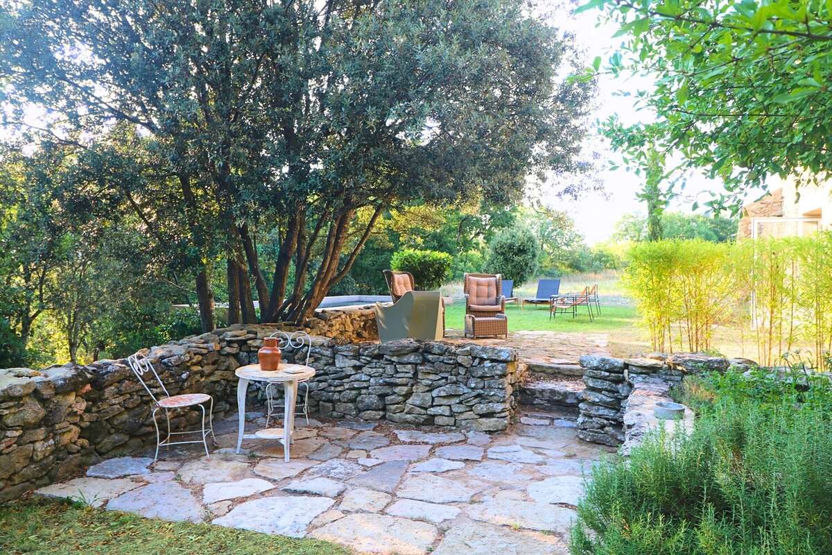 Maison 400 m² à Uzes  - photo 4