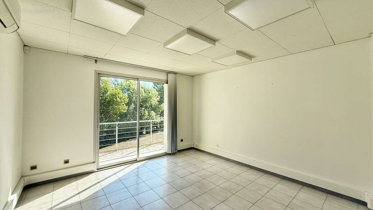 VOIRON, Locaux professionnels - photo 15