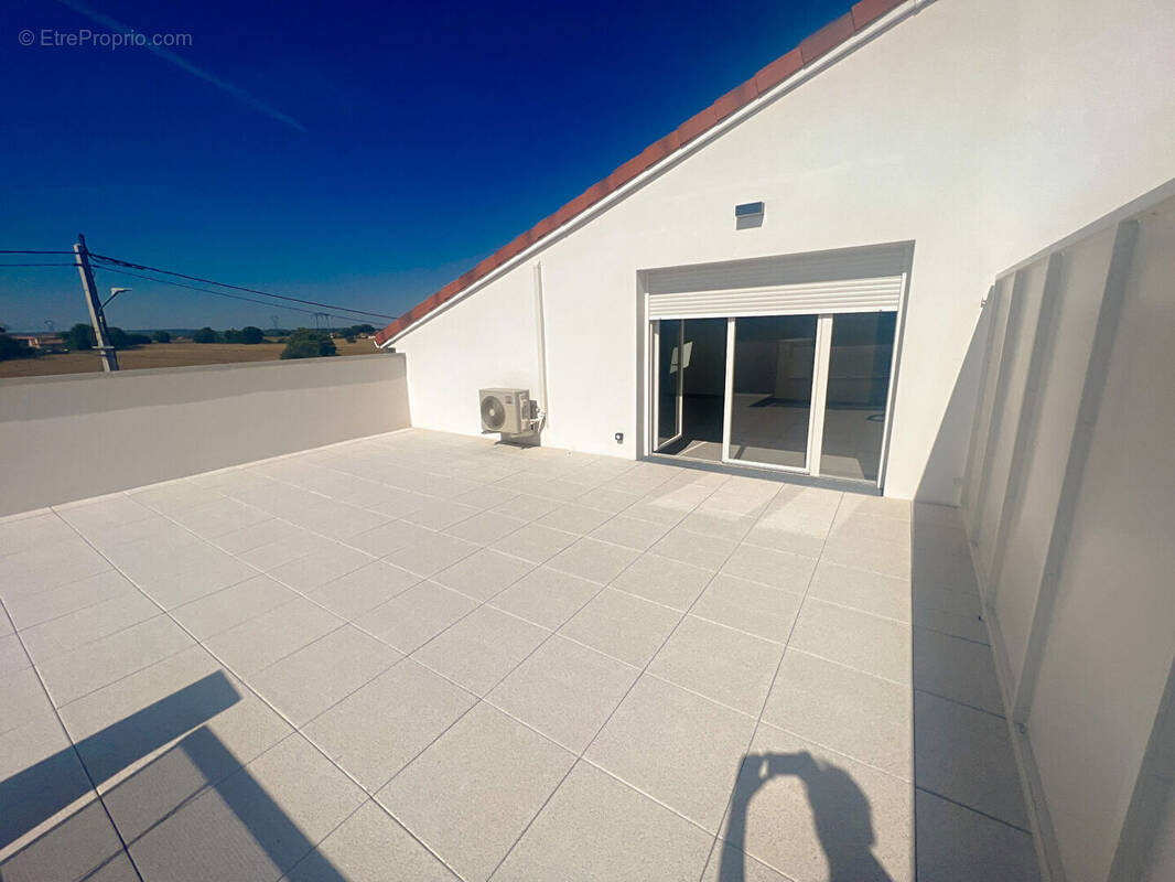 Appartement à PINS-JUSTARET