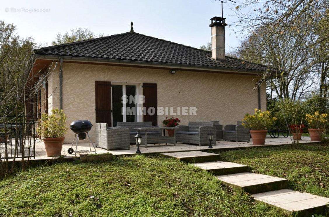 photo terrasse - Maison à PUYMOYEN