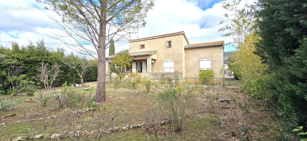 Villa de plain pied sur 880 m2 - photo 3