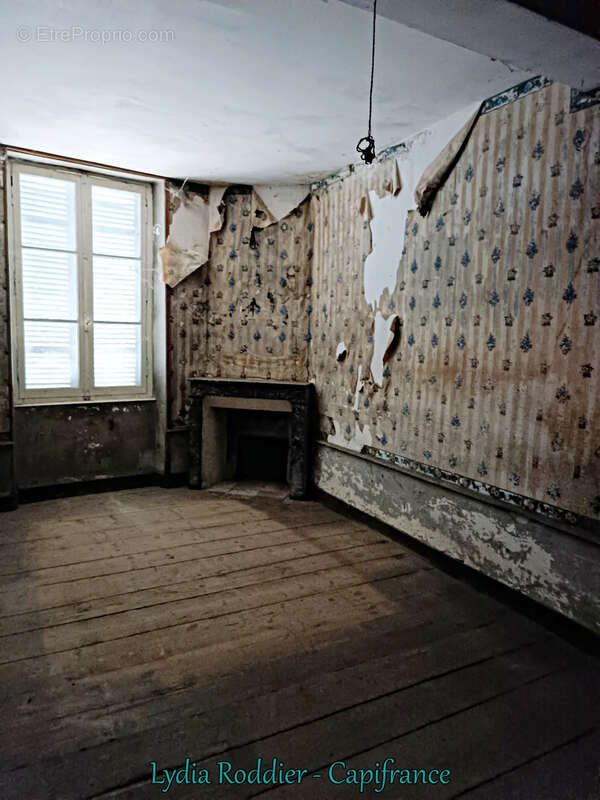 Maison à colombage - 240 m2 à rénover sur 5 niveaux à Maringues-63350 - photo 8