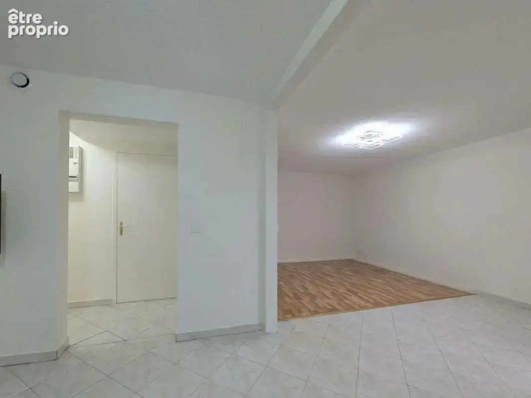 EXCLUSIVITÉ ORPI — Aix-les-Bains : T2 rénové en rez-de-chaussée avec balcon, cave et parking - photo 1