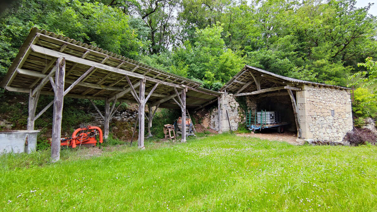 Propriété quercynoise à rénover avec dépendances et 6950 m2 terrain avec source - photo 24