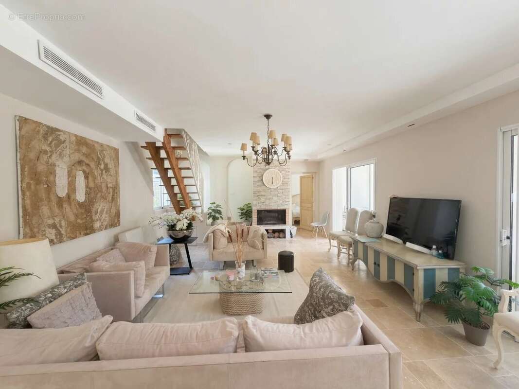 Maison à SAINT-CEZAIRE-SUR-SIAGNE
