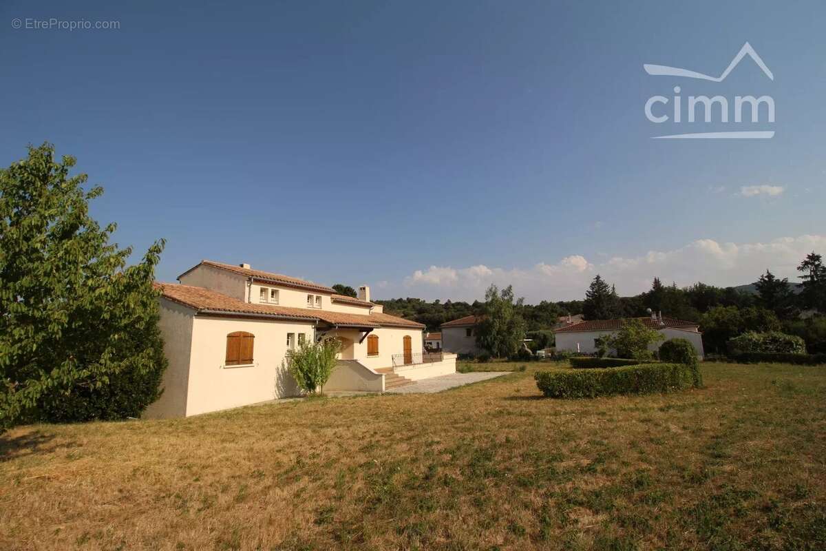A vendre une villa de 216m² avec annexes et grand garage sur une parcelle de 9755m² - photo 15