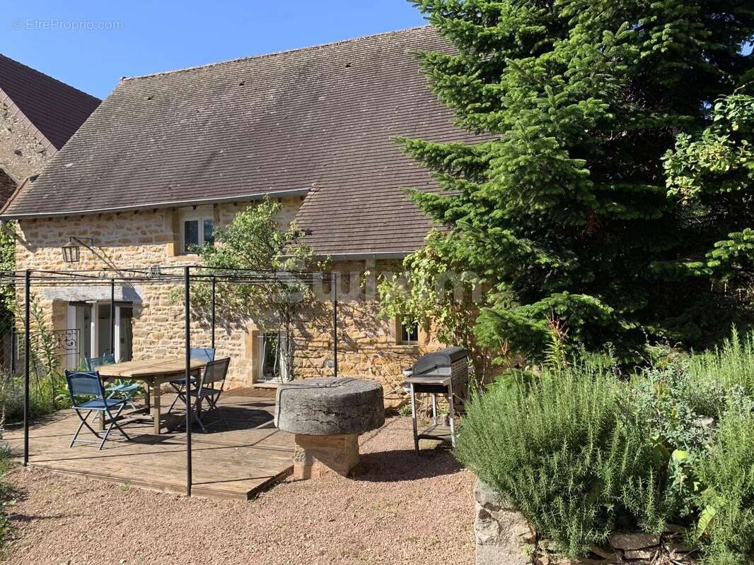 Maison à CULLES-LES-ROCHES