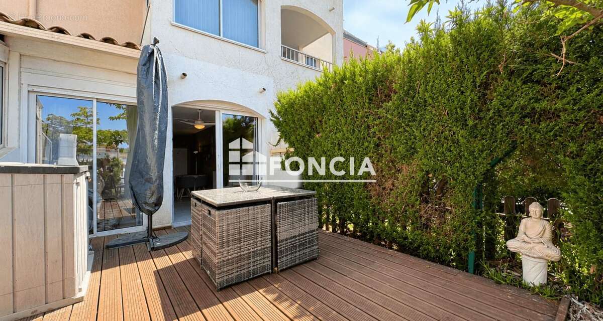 CAP D'AGDE – SECTEUR MALFATO – ÎLE DES MARINAS Appartement rénové en rez-de-jardin avec terrasse sur l'eau, parking privé et acc - photo 12