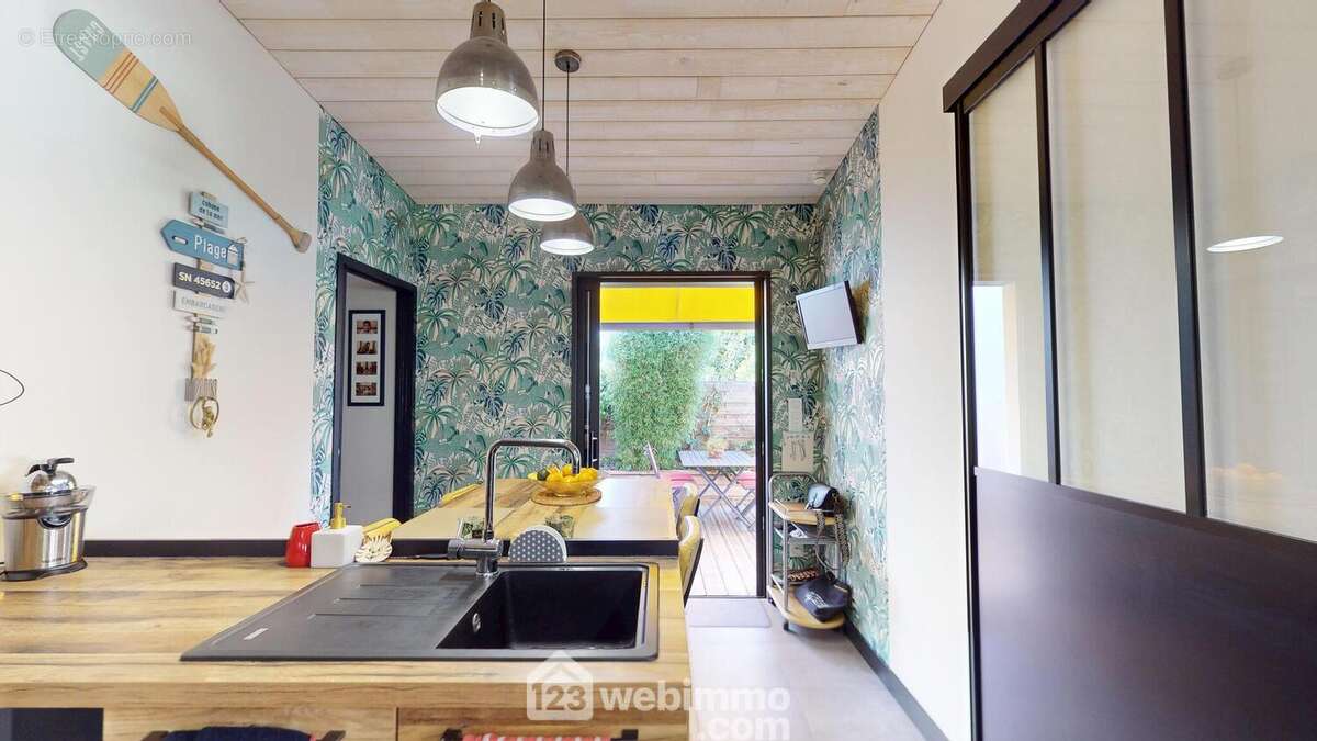 Espace ouvert sur une terrasse extérieur. - Maison à JARD-SUR-MER