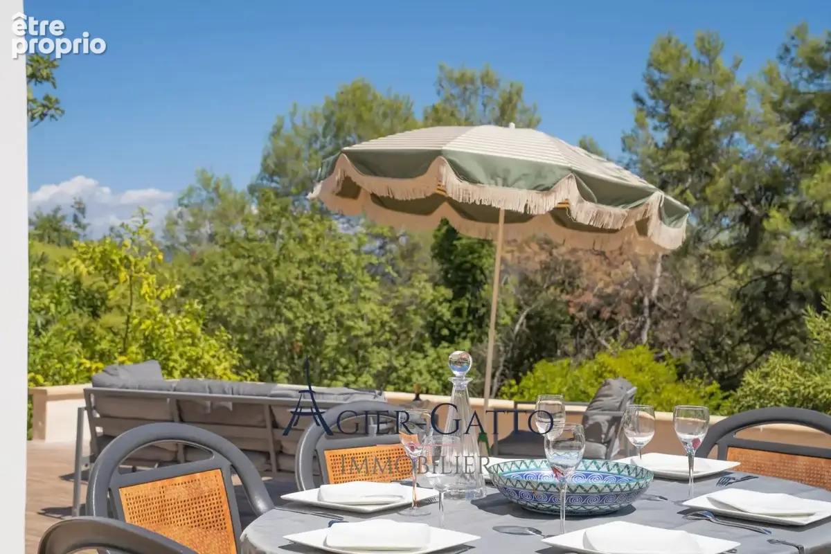 Roquefort-les-Pins -Une propriété au cœur de la verdure, conjuguant beaux volumes intérieurs, piscine et généreux espaces extéri - photo 7
