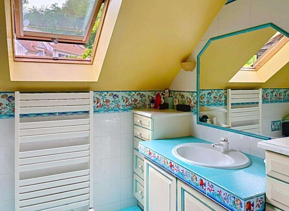 Maison  familiale de  5 chambres, beaux espaces de  réception sur jardin paysagé - photo 13