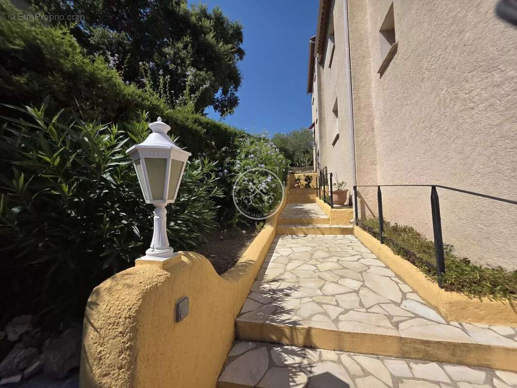 À Vendre -Saint Aygulf  T2 de 40 m2 avec balcon, garage et cave - Saint-Aygulf - photo 10