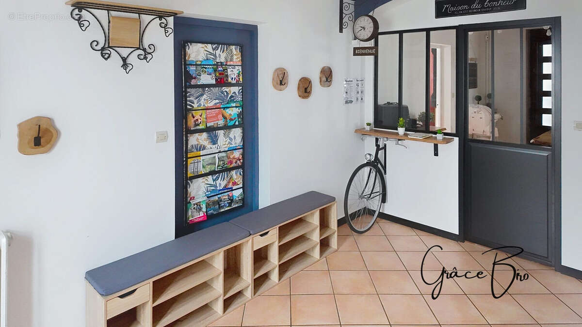 Maison 330 m² à Lezay  - photo 4