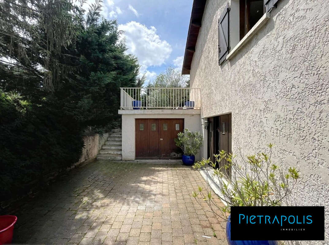 Cours côté est - Maison à BRINDAS