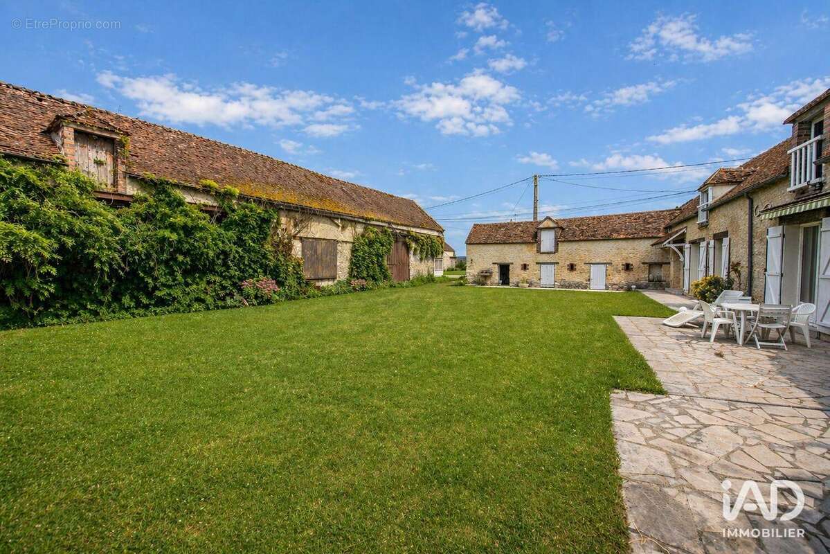 Maison 240 m² à Chateau-Landon  - photo 4