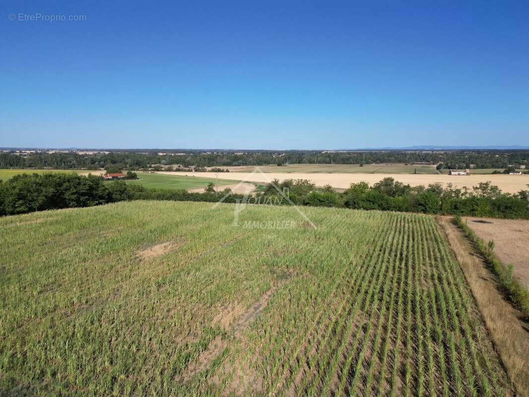 Corps de ferme à rénover avec 14710 m² de terrain - photo 2