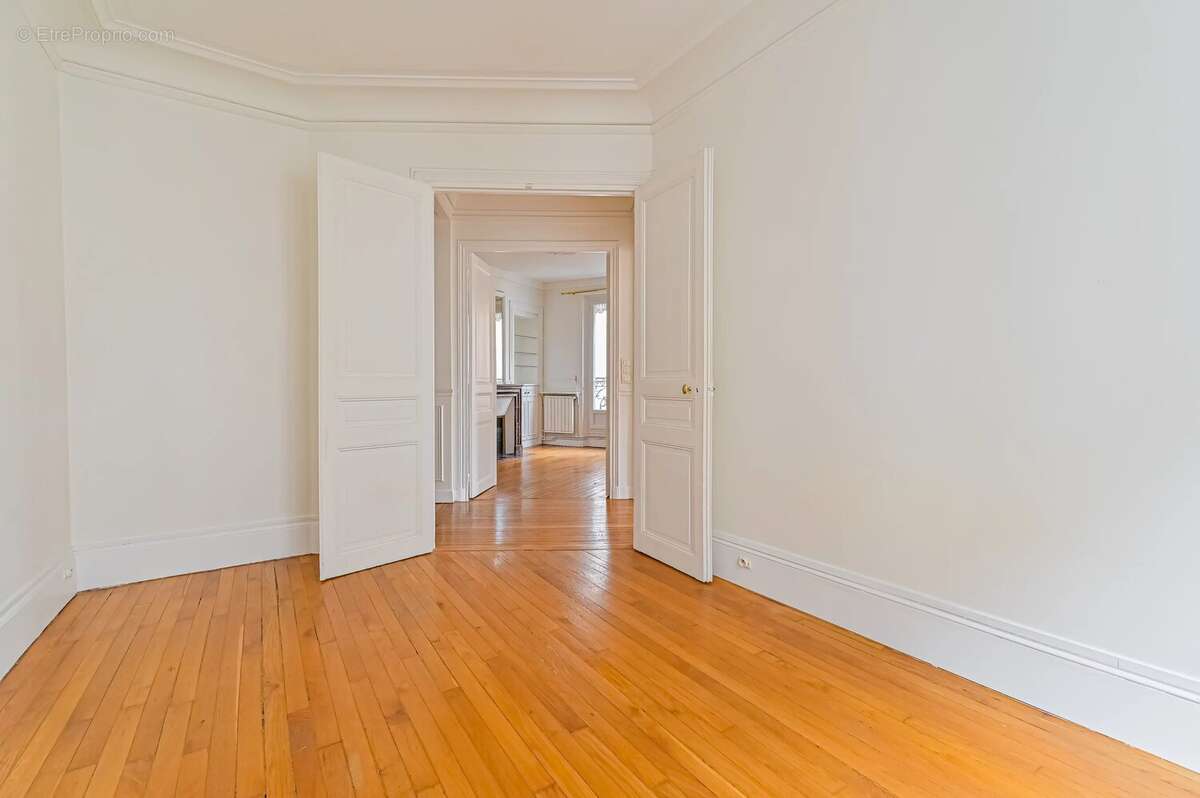 Appartement à PARIS-16E