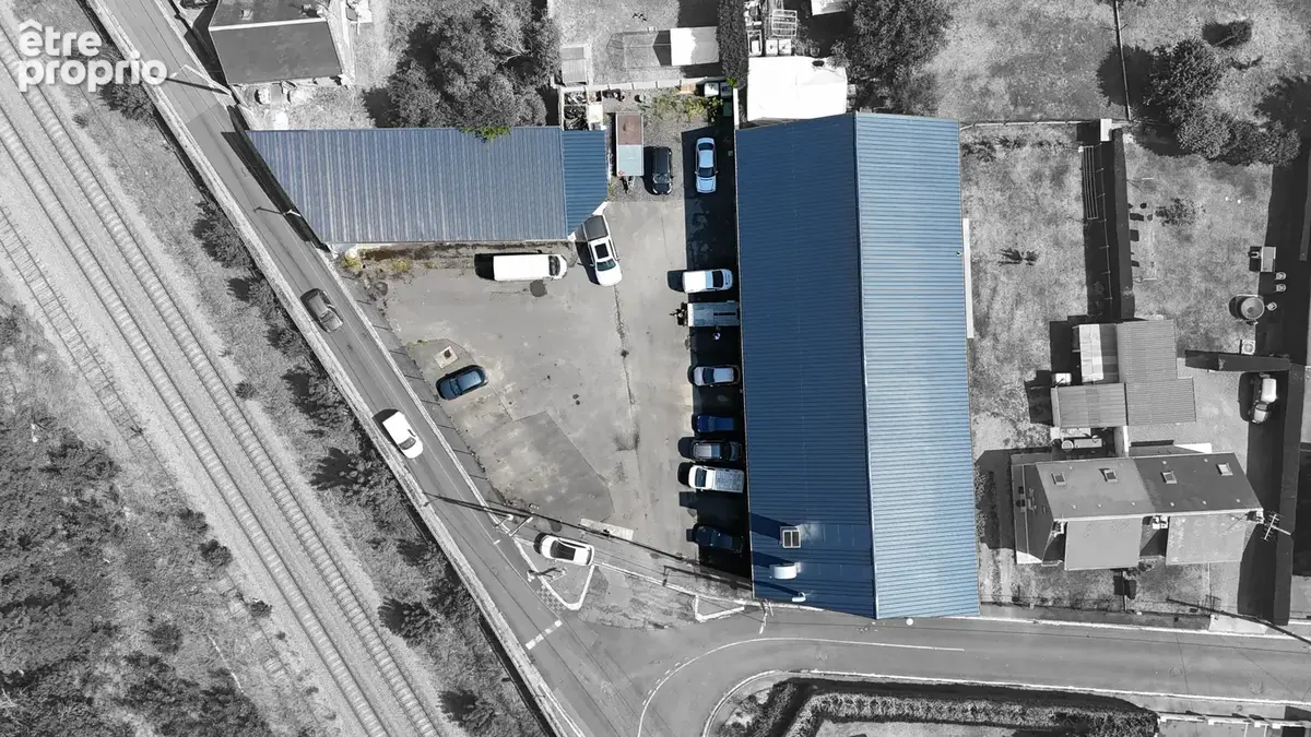 Bâtiment + garages - photo 1