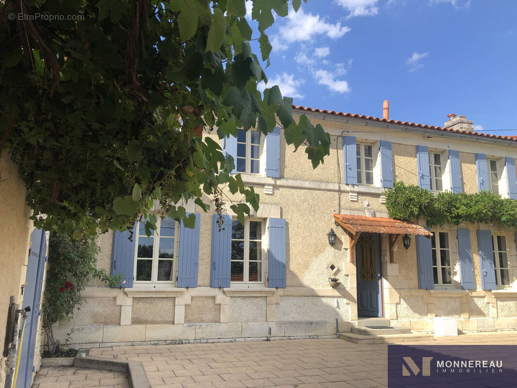 Maison à BARBEZIEUX-SAINT-HILAIRE