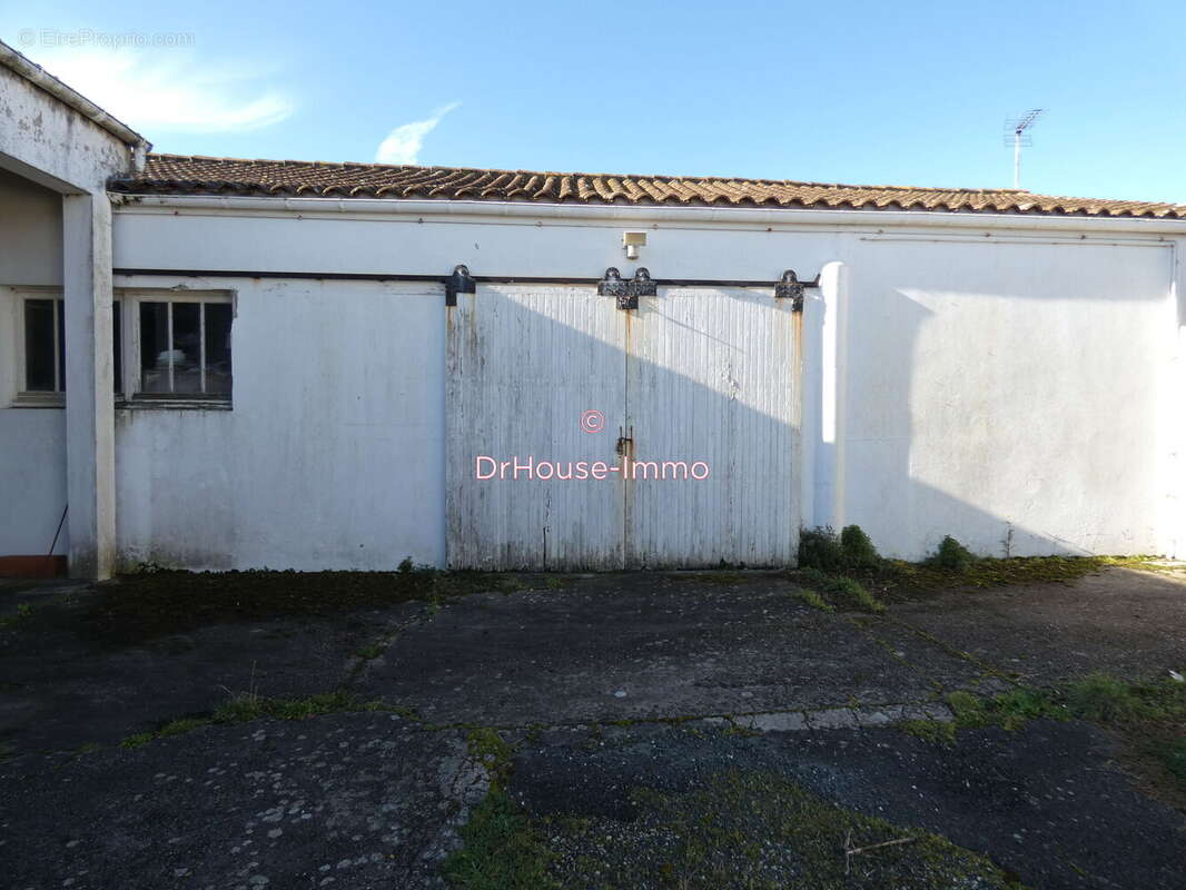 Parking 140 m² à Saint-Pierre-D'oleron  - photo 2
