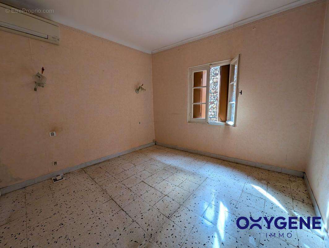 Maison à SAINT-LAURENT-DE-LA-SALANQUE