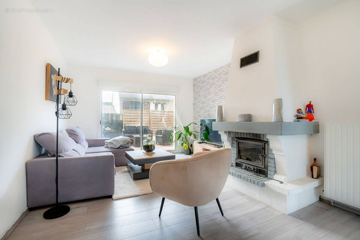 Maison à LE PUY-NOTRE-DAME