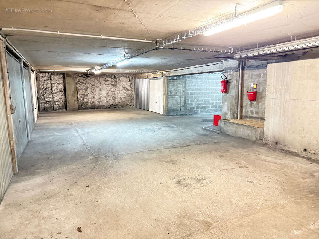 Parking à PARIS-16E