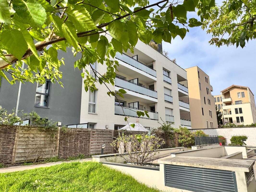   - Appartement à LYON-7E