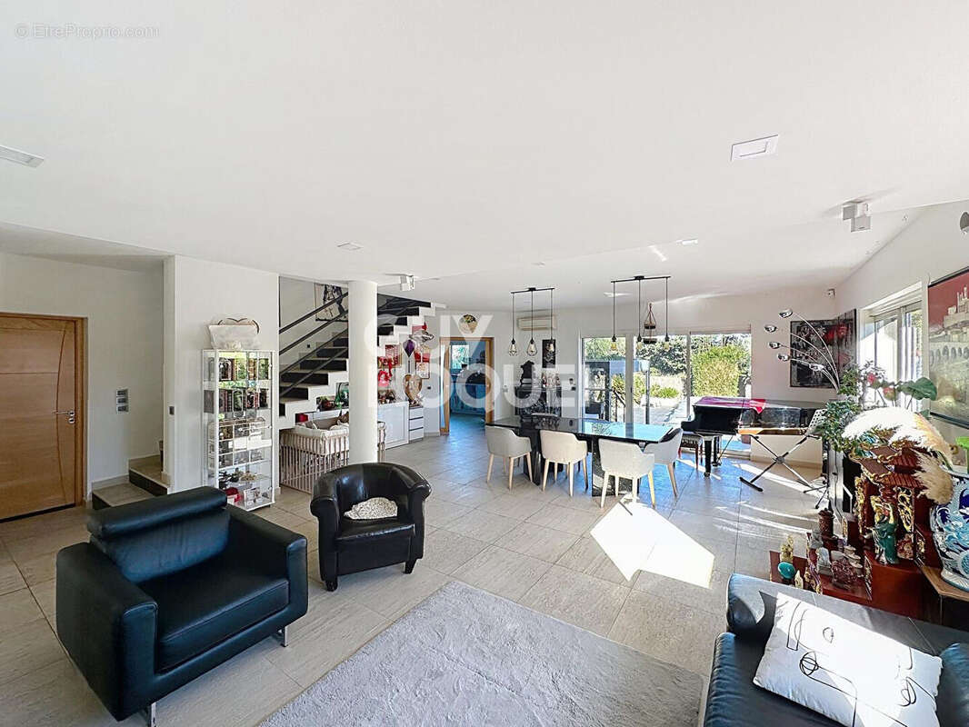 Maison à SAINT-LAURENT-DE-LA-SALANQUE