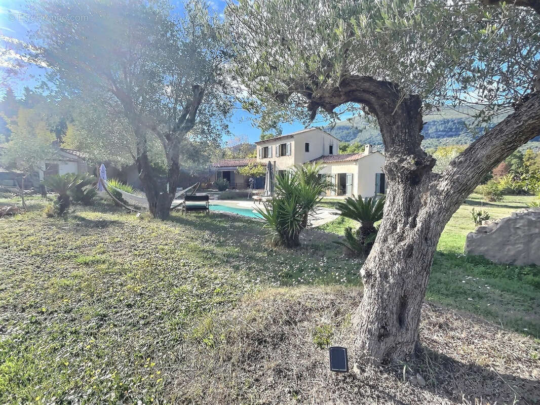 Maison à CHATEAUNEUF-GRASSE