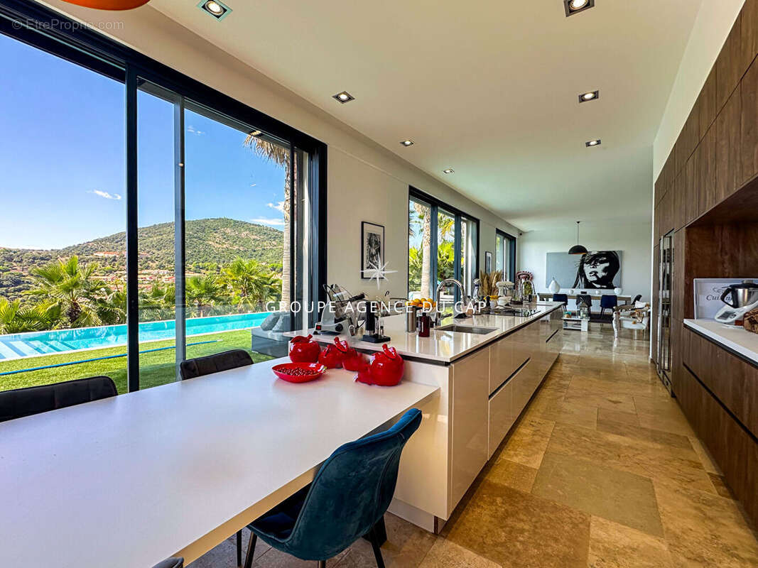 Villa 18 pièces avec piscine garage vue dégagée sur la colline, aux issambres - photo 9