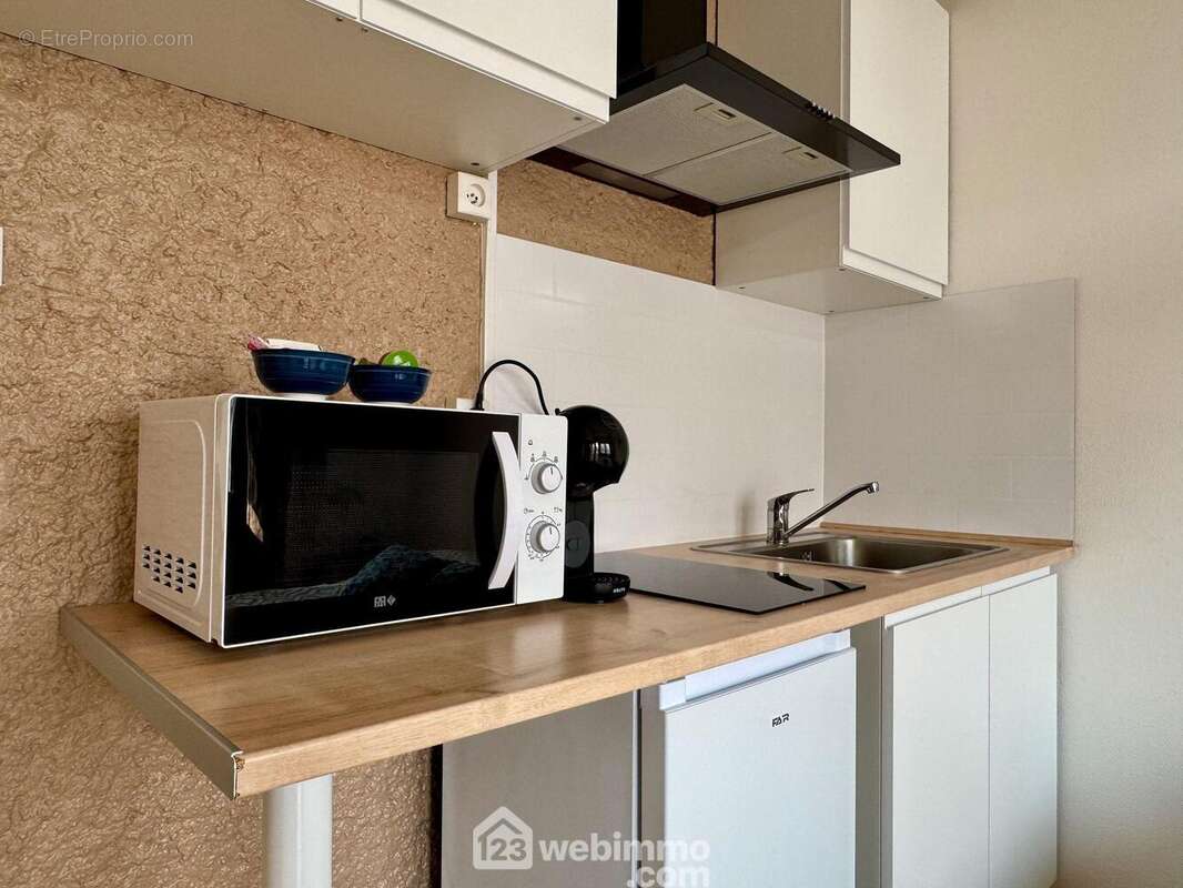 Réfrigérateur, plaque de cuisson, hotte, micro-ondes et cafétière. - Appartement à CHASSENEUIL-DU-POITOU