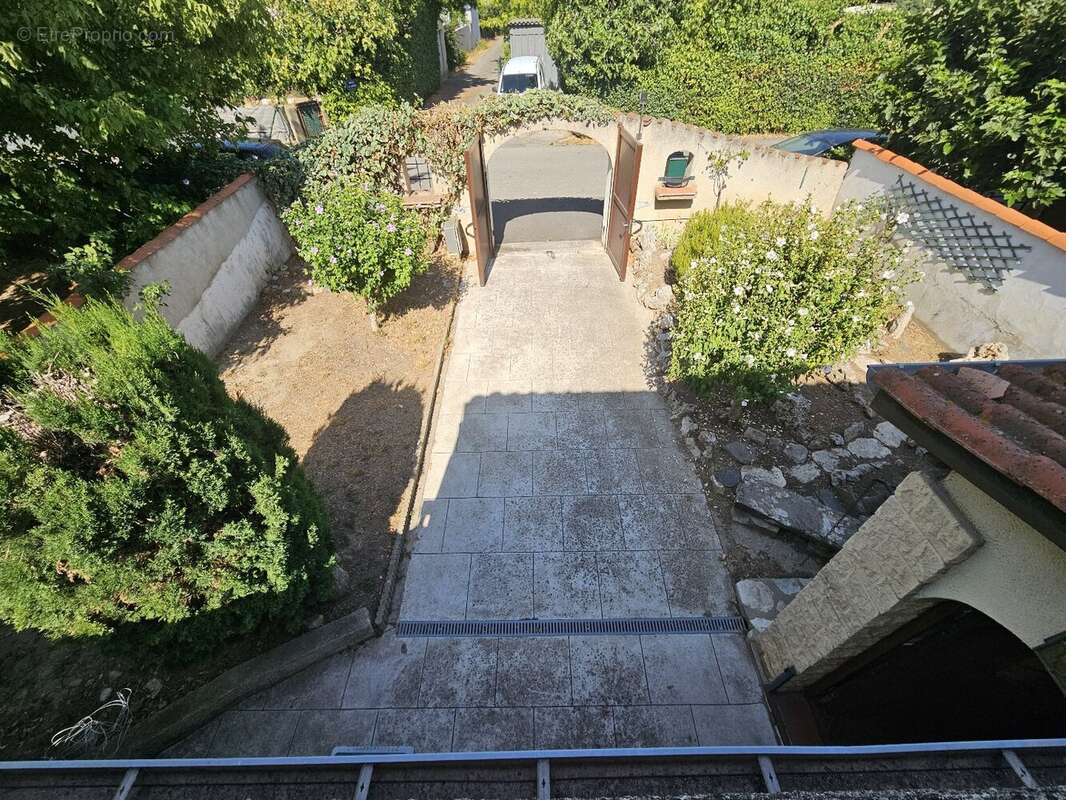 Pavillon 3 faces de T5 élevé d'unh étage avec balcon et jardin - photo 17
