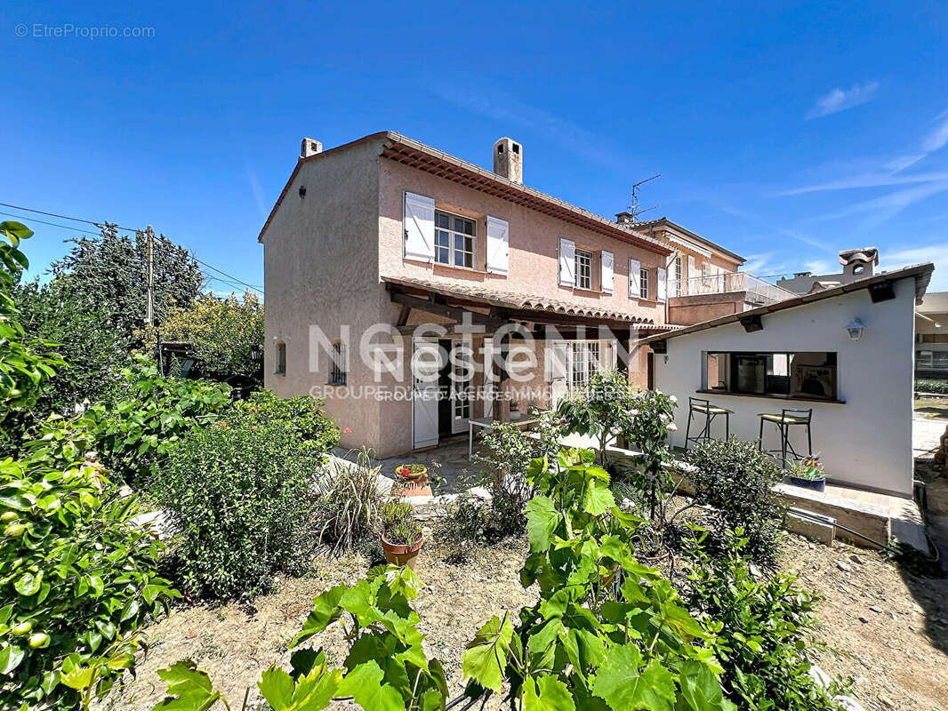 Golfe-Juan - Maison 5P 126 m² + Appartement indépendant 3P 98 m² - Terrain 1 480 m² - Sous-sol 70 m² - Parkings - Proche mer - photo 2