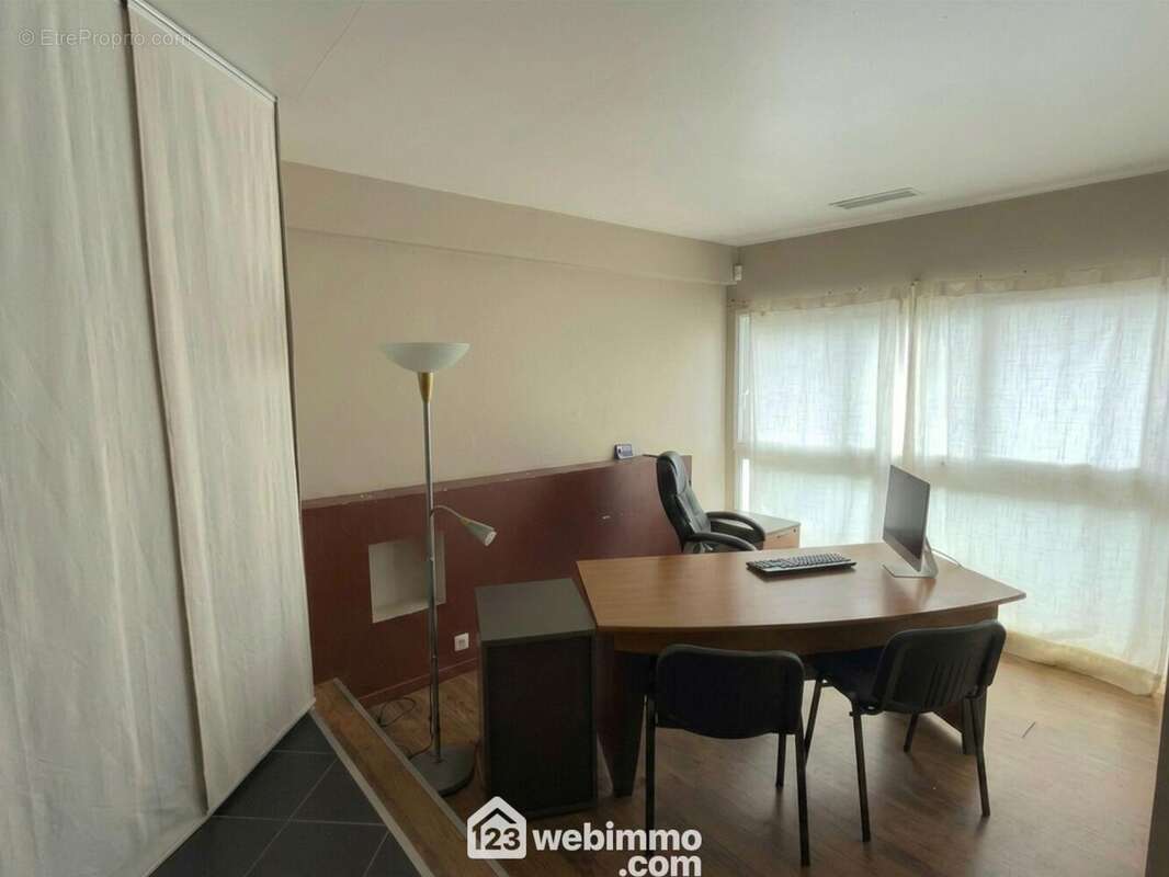 ? un second bureau (ancienne suite parentale)... - Appartement à MAZE