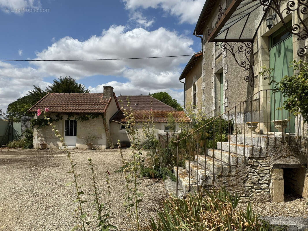 Charmante maison de 203m2 avec jardin et dépendances - photo 3