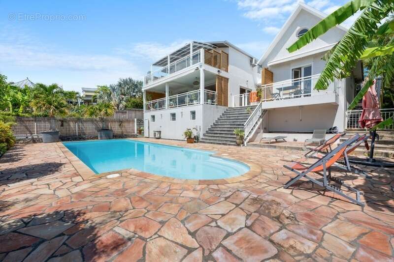 Maison à vendre 10 pièces SAINT GILLES LES BAINS (974) - photo 2