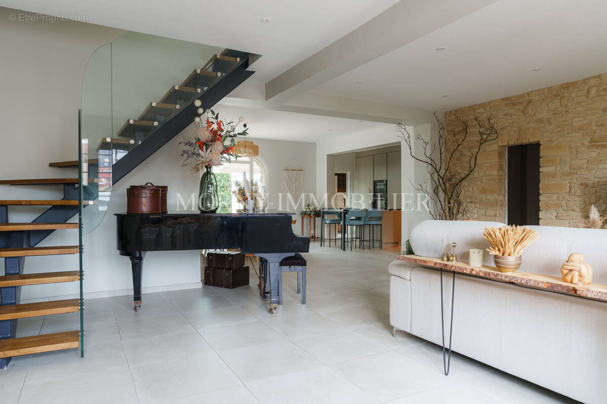 À vendre - maison de 550m2 avec piscine intérieure - garage - parking - photo 9