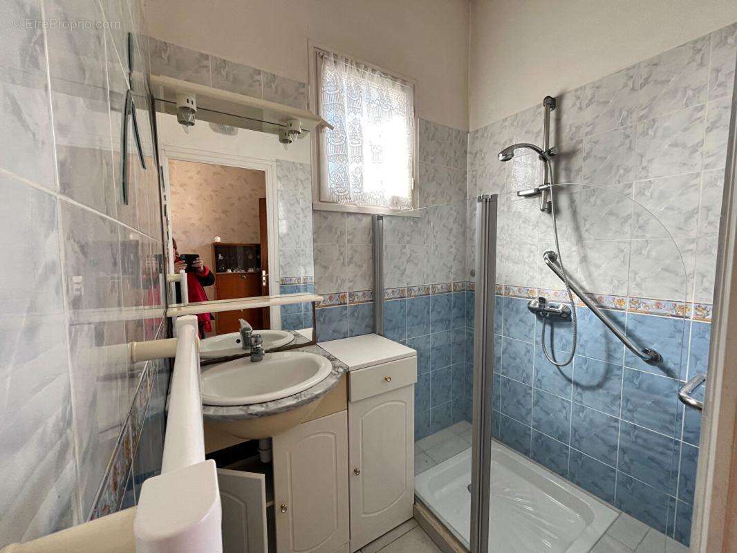 Maison atypique mitoyenne d'un côté, de 77 m2, 2 chambres, 180 m2 de terrain - photo 5
