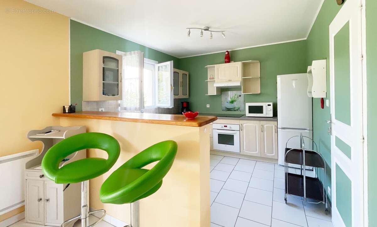Maison 93 m² à Saint-Laurent-De-La-Pree  - photo 5