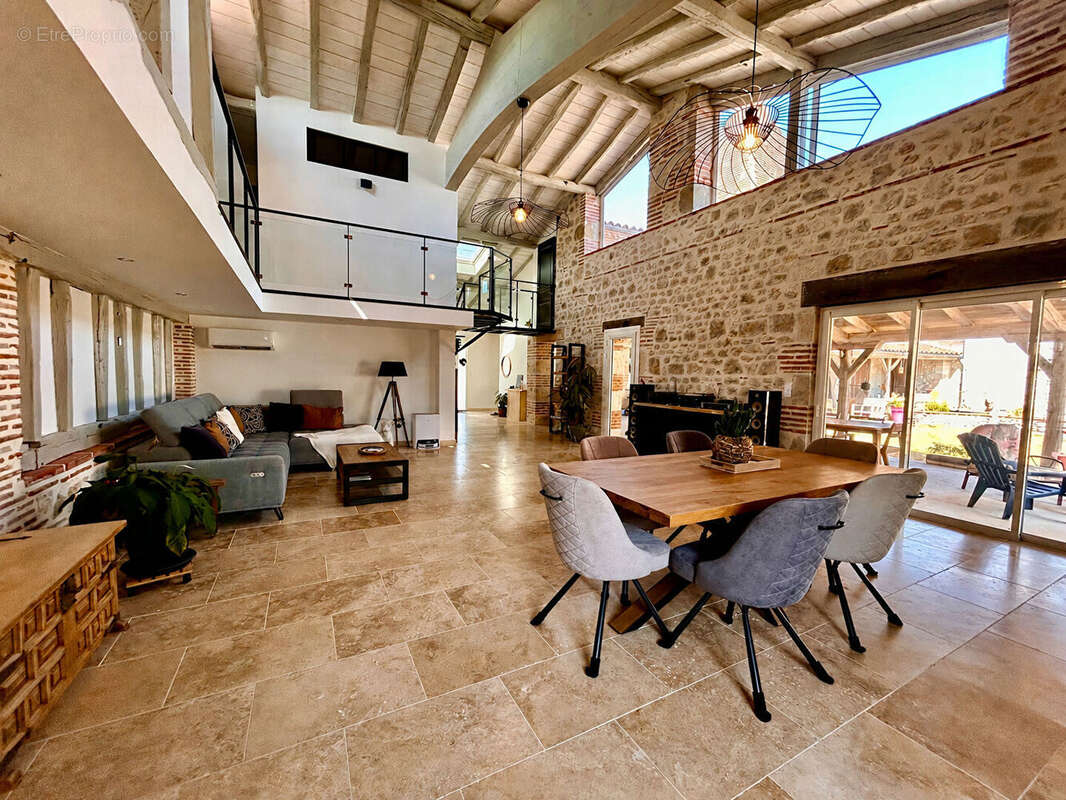 Au Lédat, dans un environnement campagne à seulement quelques minutes des commodités, découvrez cet ensemble immobilier composé  - photo 3