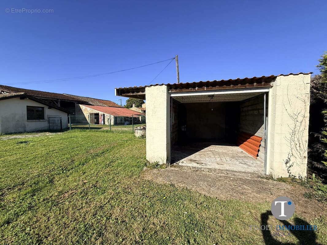 Garage indépendant - Maison à SAINT-GERMAIN-D'ESTEUIL