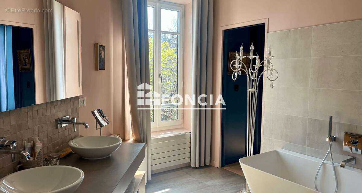 Maison d'architecte de 200 m2 sur terrain de 1280 m2 - photo 12