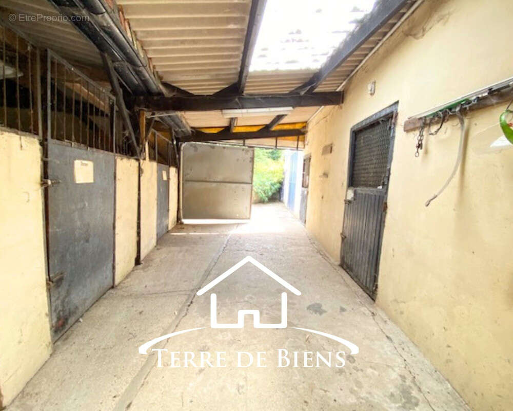 Propriété de caractère de 250 m2 habitables sur plus de 1,25 hectare   6 Chambres, 5 BOXES, À 10 minutes de Vi - photo 4